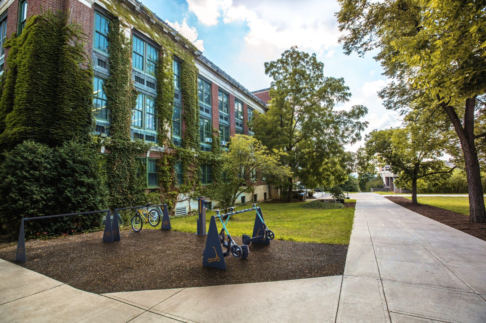 stojany na bicykle a kolobežky