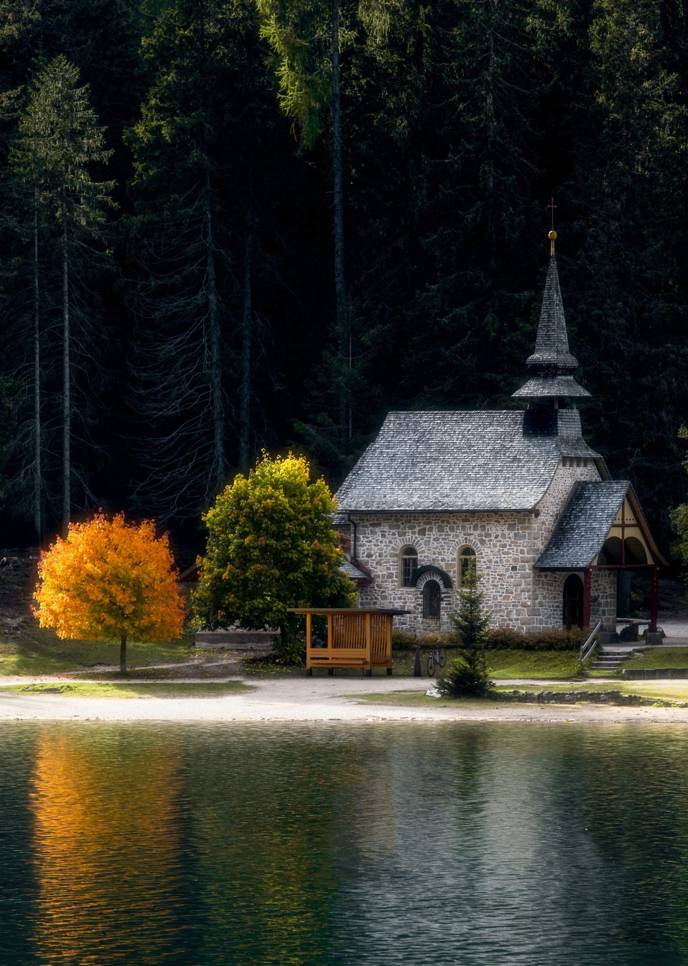 drevený prístrešok na cyklotrase