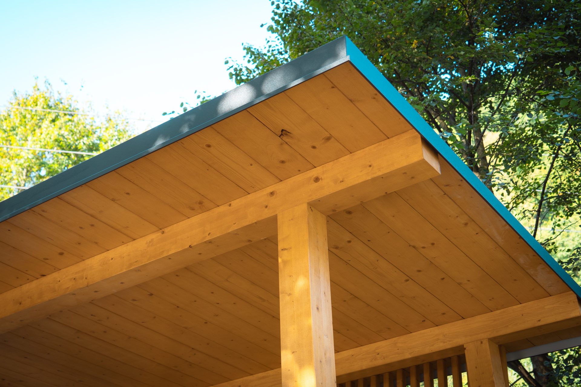 drevený prístrešok mestský mobiliár