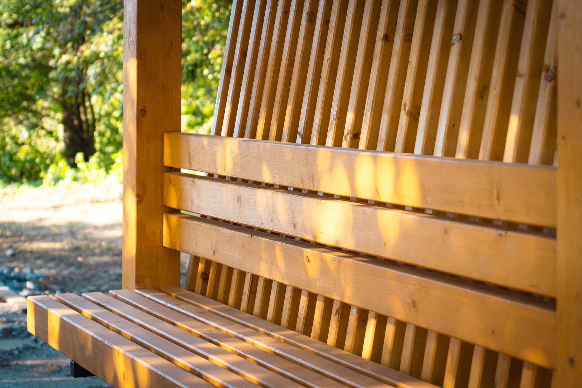 drevený altánok s lavičkou