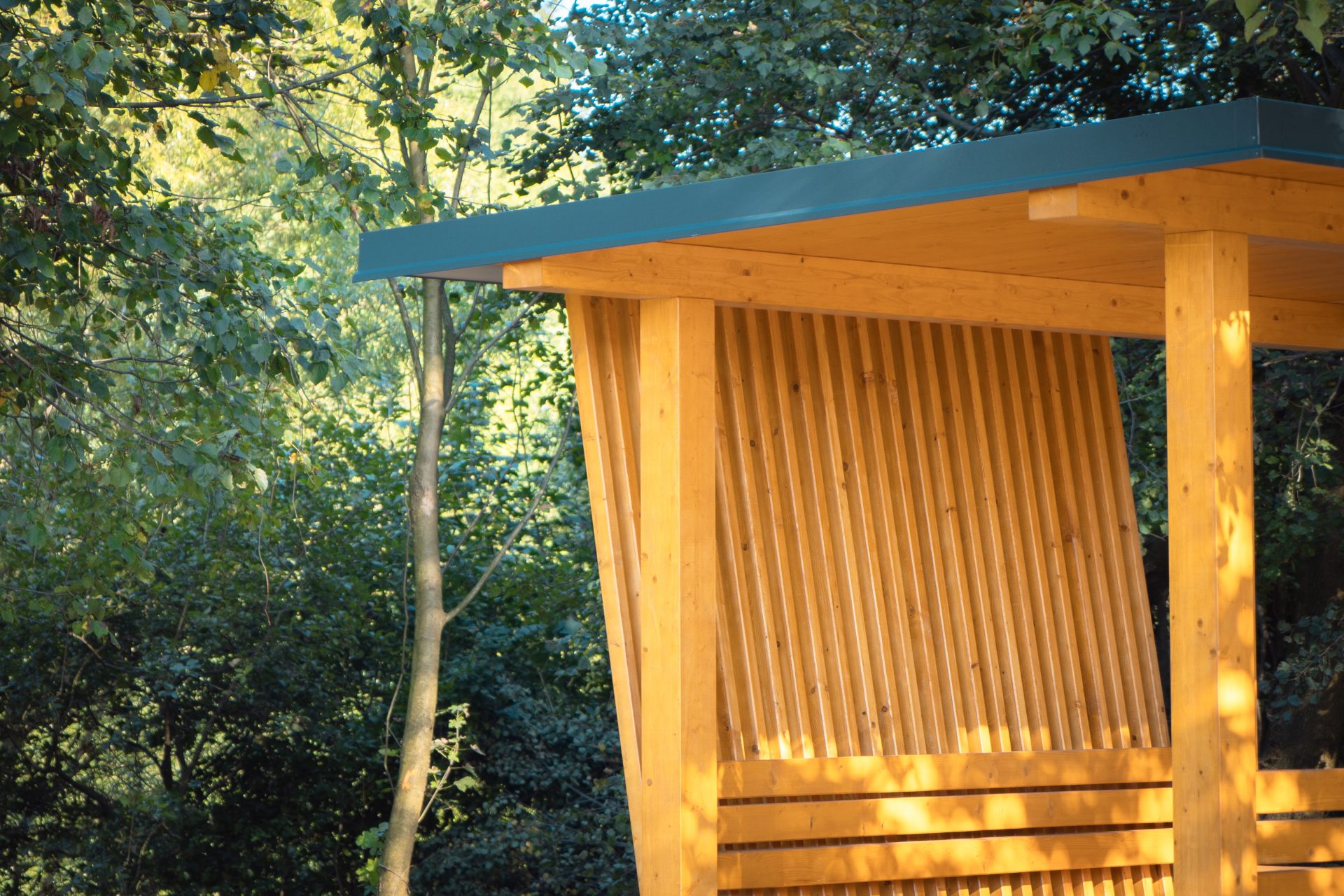 drevený prístrešok mestský mobiliár