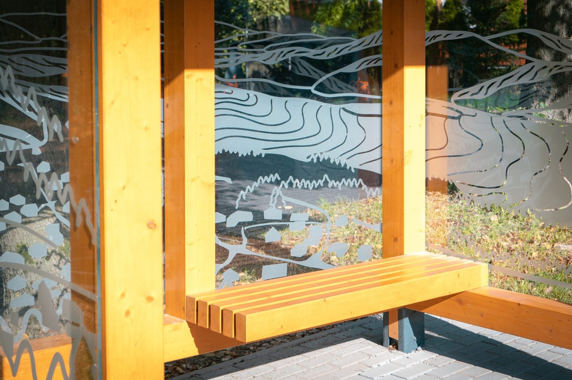 autobusová zastávka s lavičkou