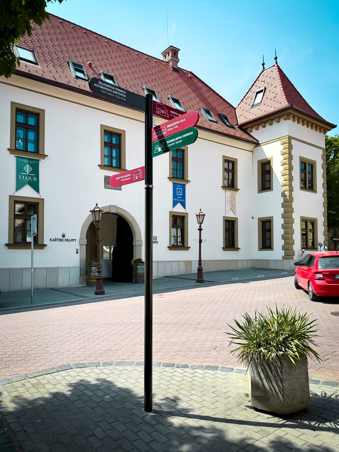 Smerové tabule v obci Svätý Jur