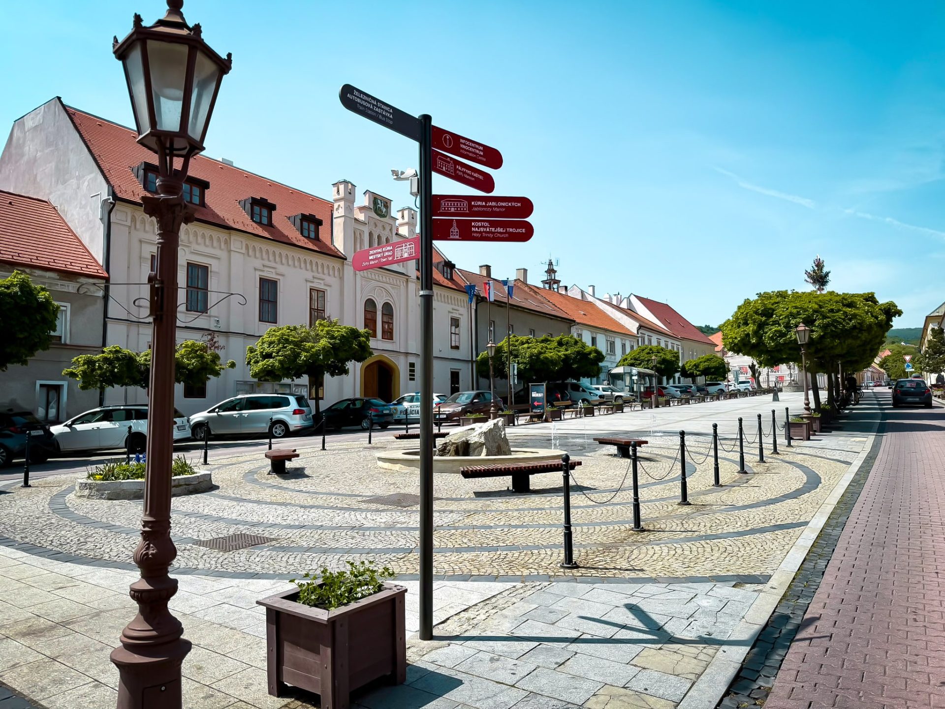 Smerové tabule v Svätom Jure