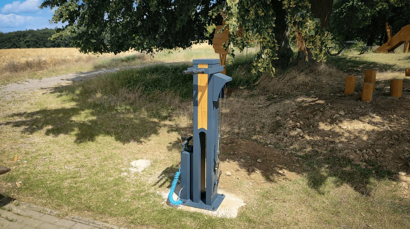 Servisný stojan na bicykle v obci Unín