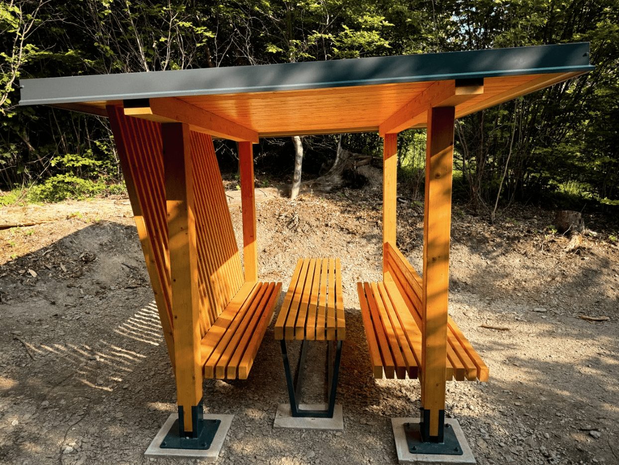 Drevený prístrešok so sedením Jelšave